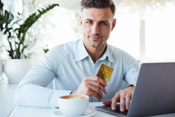 Porträt eines selbstbewussten reifen Mannes — Stockfoto