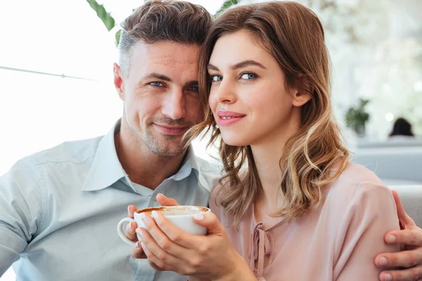 Portretul unui cuplu zâmbitor care bea cafea — Fotografie, imagine de stoc