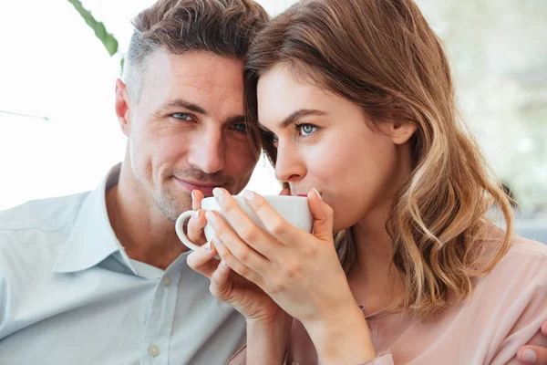 Retrato de una hermosa pareja joven tomando café —  Fotos de Stock