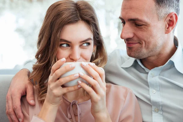 Porträtt av ett lyckligt unga par som dricker kaffe — Stockfoto