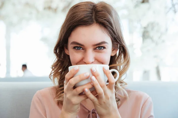 Retrato de una joven sonriente sosteniendo una taza de café —  Fotos de Stock