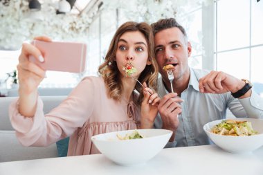 Komik genç bir çift bir selfie alarak portresi