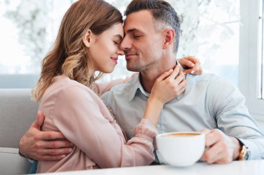 İki güzel insanlar erkek ve sarılma ve zevk alarak kadın, 