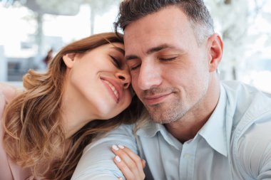 Togther oturan şehvetli güzel çift görüntü kadar kapatın