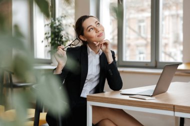 Genç gülümseyen iş kadını coworking. Bir kenara arıyorsunuz.