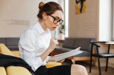 Genç iş kadını notlar yazma konsantre