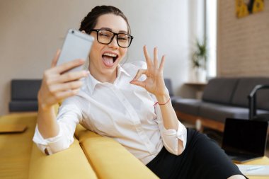 Genç neşeli iş Bayan yapmak selfie