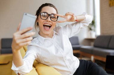 Genç iş kadını olun selfie cep telefonuyla mutlu