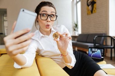 Heyecanlı iş kadını yapmak onun altın bitcoin gösterilen selfie