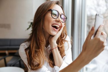 Mutlu iş kadın kapalı konuşmak telefon tarafından oturuyordu