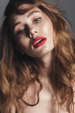 Bir baştan çıkarıcı gömleksiz kıvırcık kumral kadın moda portre