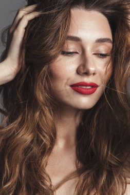 Bir neşeli gömleksiz kıvırcık kumral kadın moda portre
