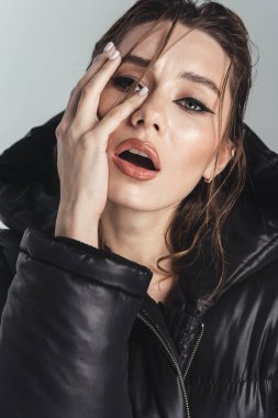 Ciddi moda genç şık kadın fotoğrafı