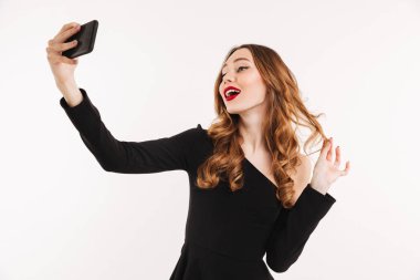 Güzel bir genç kadının portresi.