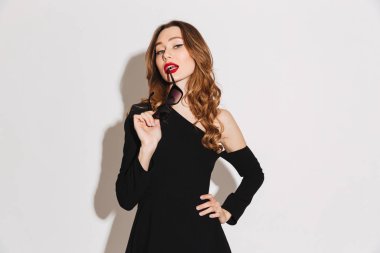 Seksi bir genç kadının portresi siyah elbise giymiş