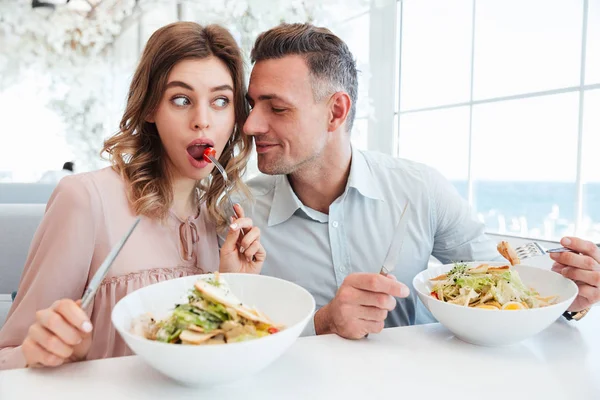 Portrait d'un beau jeune couple — Photo