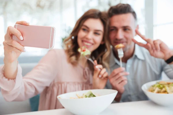 Portrait of a happy young couple taking a selfie — Stock Photo, Image