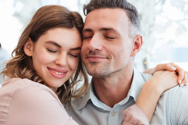 Close-up foto van mooie paar man en vrouw knuffelen en het nemen van — Stockfoto