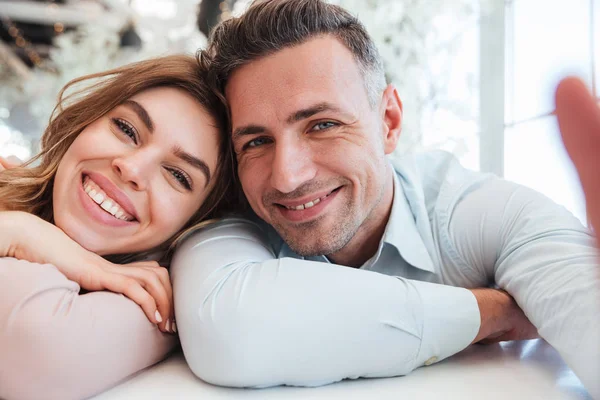 Zwei niedliche Menschen, Mann und Frau, die zusammen Spaß haben und — Stockfoto