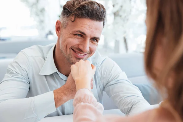 De cerca la foto del hombre guapo adulto sonriendo, y tomándose de la mano o —  Fotos de Stock