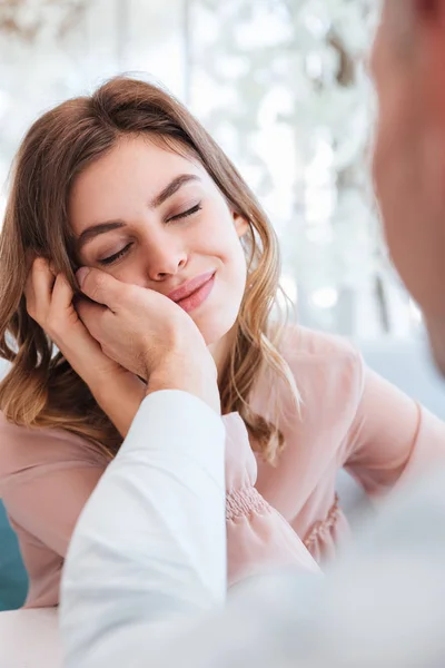 De cerca la foto de la mujer tierna con los ojos cerrados tomando el placer — Foto de Stock