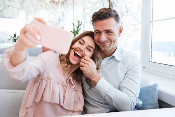 Bilden av unga och vackra par att göra selfie och ha roligt — Stockfoto
