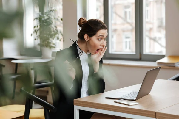 Chocado gritando mulher de negócios co-working — Fotografia de Stock