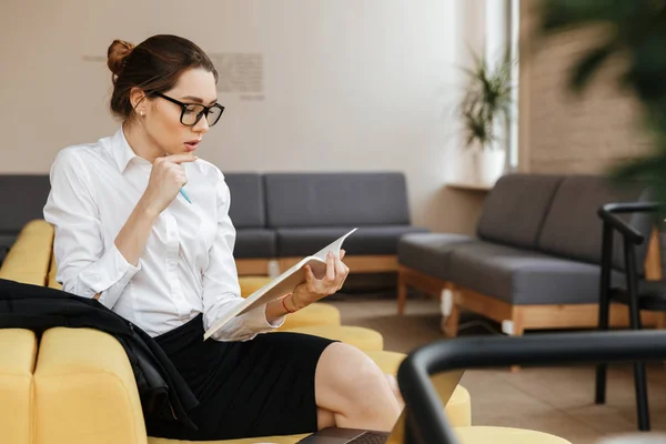 Serious business lady reading documents — Stock Photo, Image