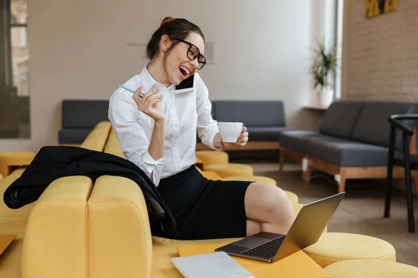 Happy smiling business lady drinking coffee talking by phone. — Stock Photo, Image