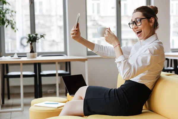 Opgewonden zakenvrouw selfie maken door GSM — Stockfoto