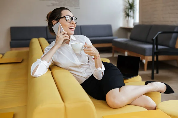 Joven mujer de negocios alegre hablando por teléfono móvil —  Fotos de Stock