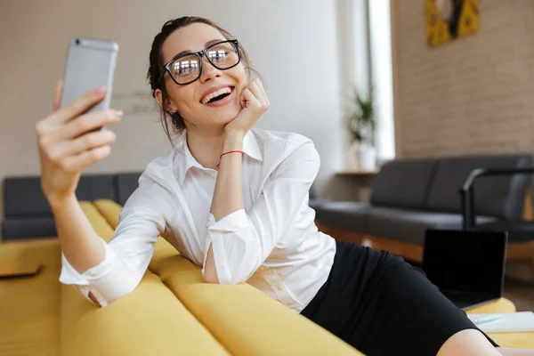 İş kadını cep telefonuyla selfie olun — Stok fotoğraf