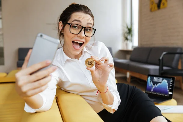 Enthousiast bedrijf dame maken selfie met haar gouden bitcoin — Stockfoto