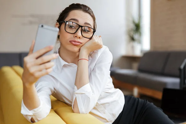 Triest moe business lady praten via de mobiele telefoon — Stockfoto