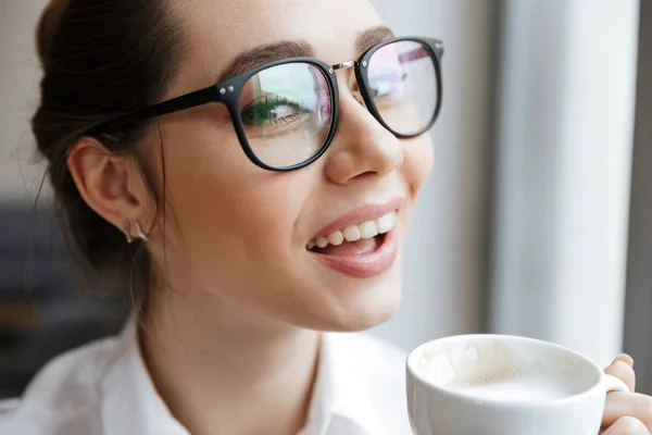 コーヒーを飲みながら陽気なビジネス女性 — ストック写真