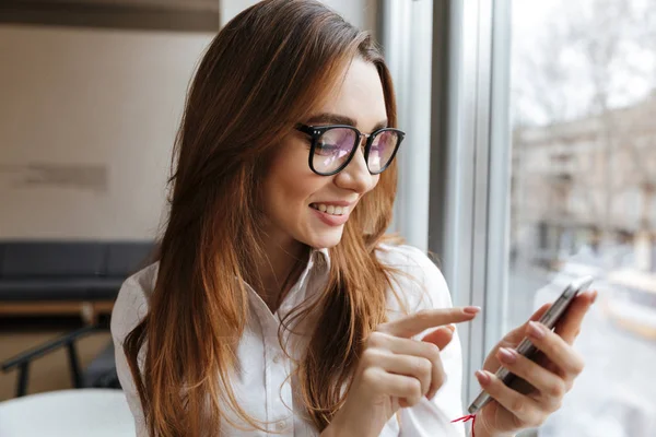 Nuori iloinen liiketoiminnan nainen chattailuun matkapuhelimella — kuvapankkivalokuva