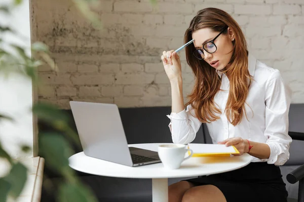 Tankeväckande affärskvinna inomhus använder laptop — Stockfoto