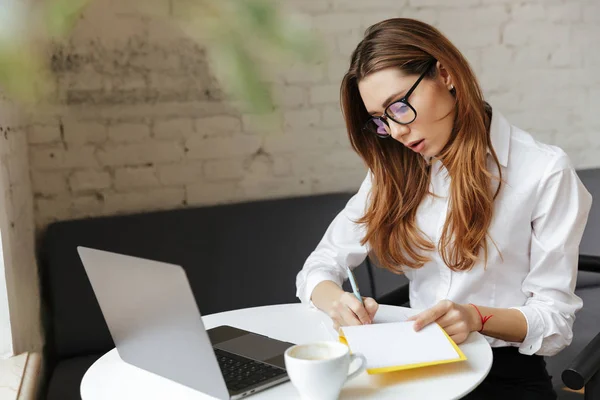 Tankeväckande affärskvinna inomhus använder laptop — Stockfoto