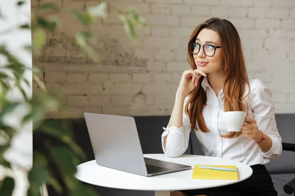 Portrait of a smiling young businesswoman — Stock Photo, Image