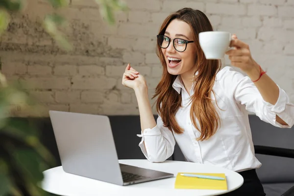 Retrato de una joven empresaria sonriente — Foto de Stock