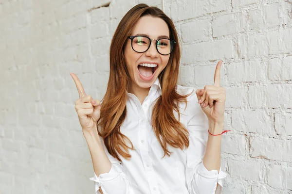 Ritratto di una giovane donna d'affari felice — Foto Stock