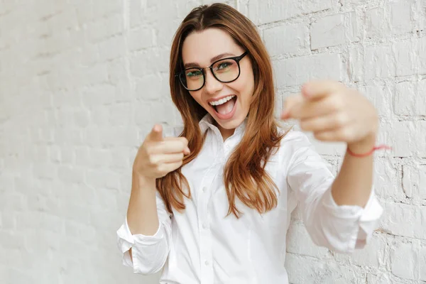 Portrait d'une jeune femme d'affaires joyeuse — Photo