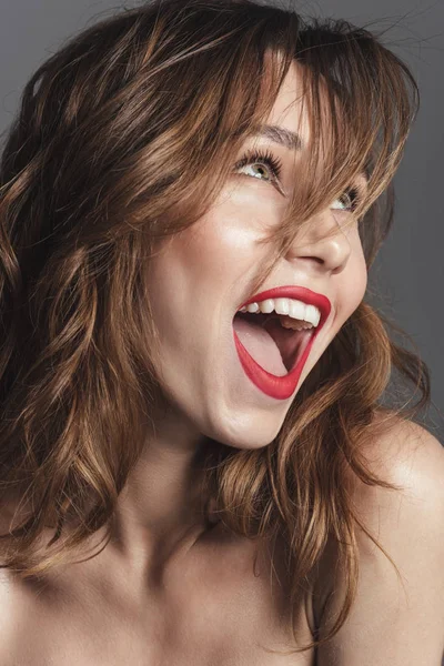 Modeporträt einer glücklichen Frau mit lockigem braunem Haar — Stockfoto