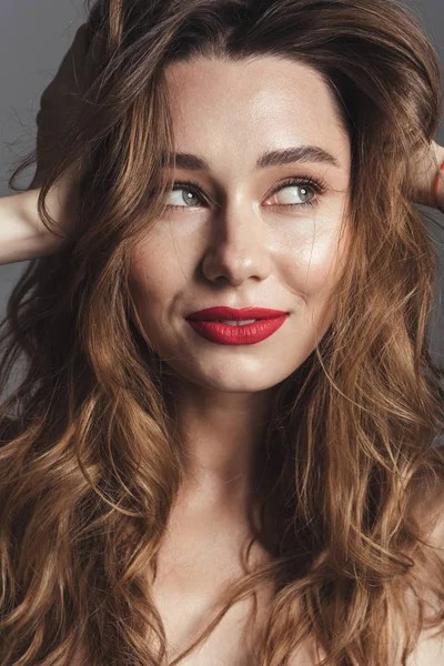 Retrato de moda de uma mulher de cabelo marrom encaracolado sem camisa sorridente — Fotografia de Stock