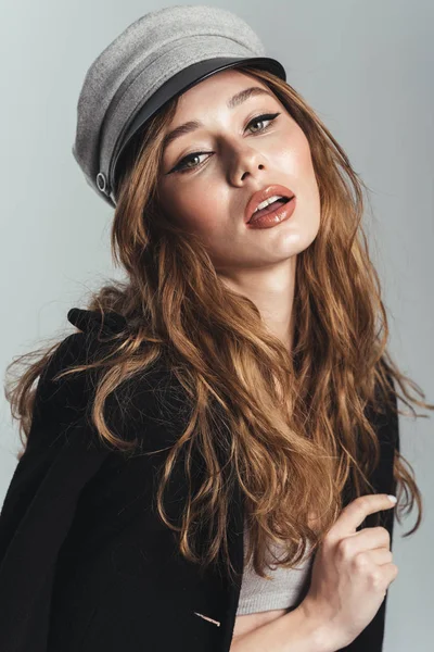Retrato de moda de una hermosa mujer de pelo castaño rizado con estilo — Foto de Stock
