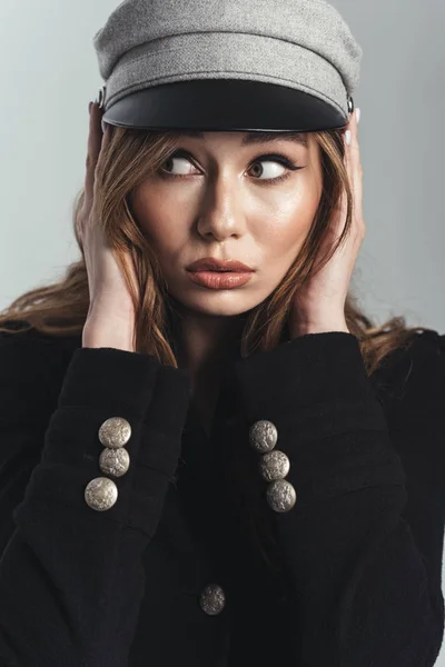 Retrato de moda de uma linda mulher de cabelos castanhos encaracolados elegante — Fotografia de Stock