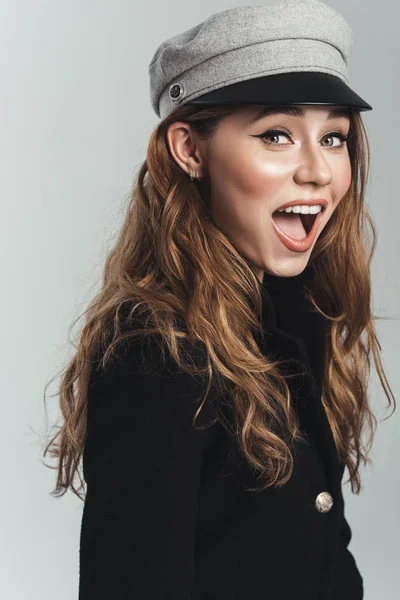 Retrato de moda de uma mulher de cabelos castanhos encaracolados elegante alegre — Fotografia de Stock