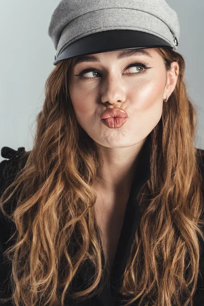 Retrato de moda de una linda mujer de pelo castaño rizado con estilo — Foto de Stock