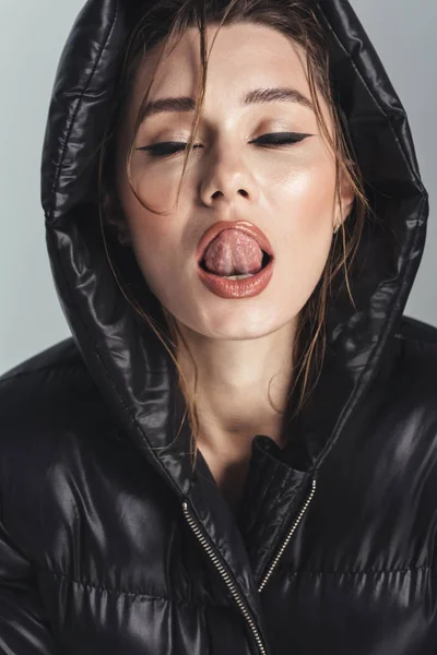 Sexy moda joven mujer con estilo lamiendo sus labios . — Foto de Stock