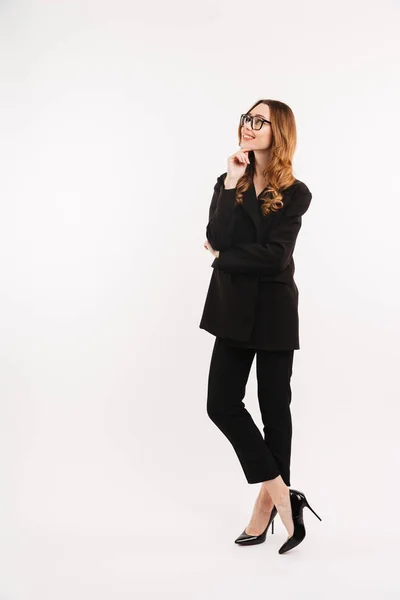 Mujer de cuerpo entero de mujer de negocios en traje negro total y gafas —  Fotos de Stock